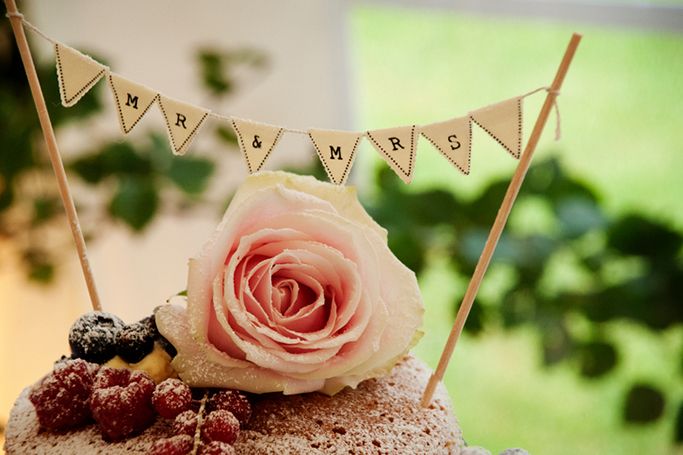 Spring wedding cakes 14 Spring Themed Wedding Cakes